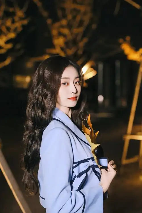 徐艺洋深秋枫叶写真 卷发蓝色套装的艺洋好甜美～初雪也来一组吧