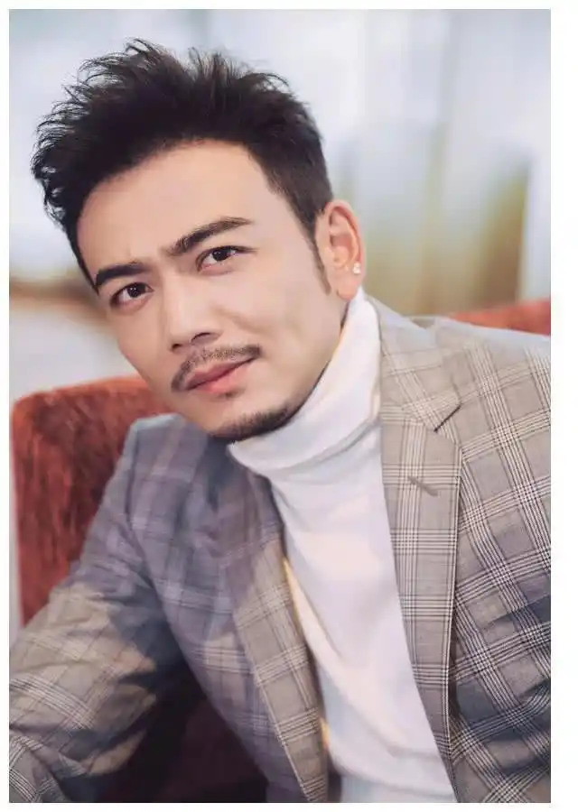 原创好老公人设崩了杨烁被曝和富家女泡温泉开着300万豪车回家