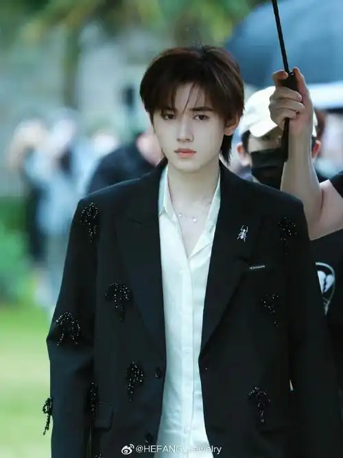 笑脸k金项链,点缀黑西装造型,贵气吸睛,感谢演绎@时代少年团-宋亚轩