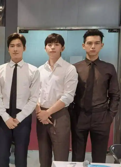 百年文艺汇演合影:杨洋邓伦李现同框,王一博乖巧站蔡国庆身旁