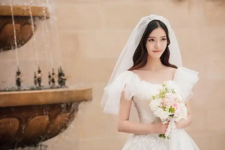 林允婚纱仙气写真图片,分享一组林允图片给大家,图中的明星图片壁纸会