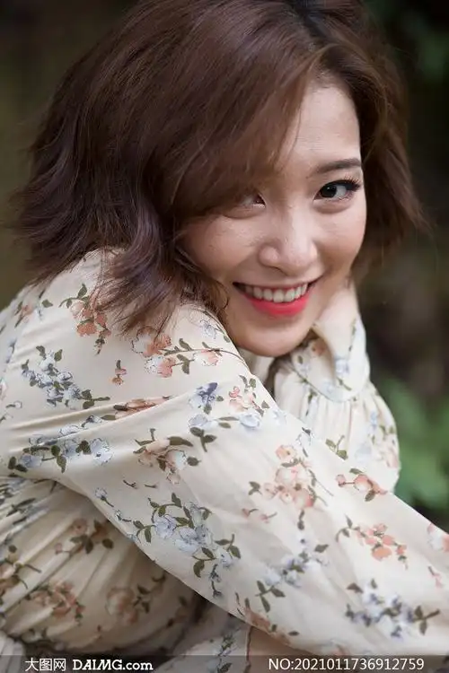 灿烂开心笑容美女人物摄影原片素材