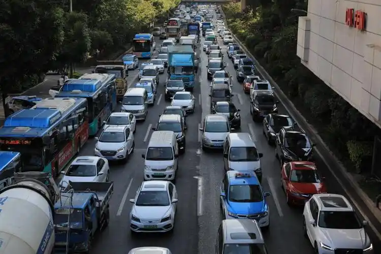 深晚报道 | 节前出行高峰出现 深圳主干道开启"严重拥堵"模式