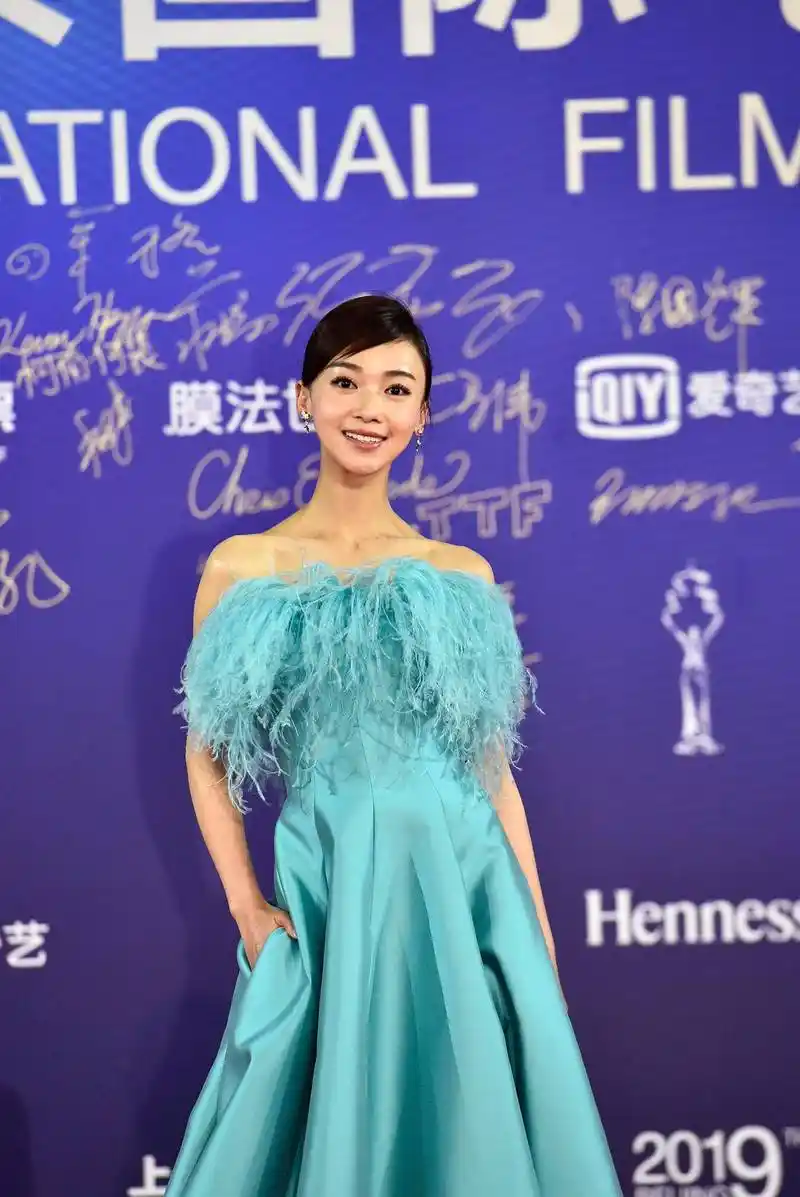 在开幕式红毯上,迪丽热巴,吴瑾言,胡歌,杨紫,周冬雨,宋佳等明星依次