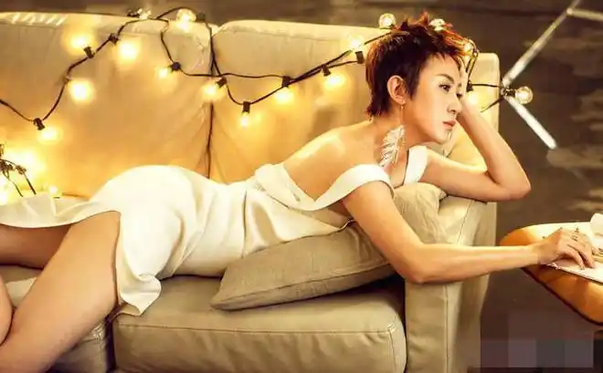 被喜剧耽误的性感女郎马丽,拍男人装秀火爆身材颠覆以往形象