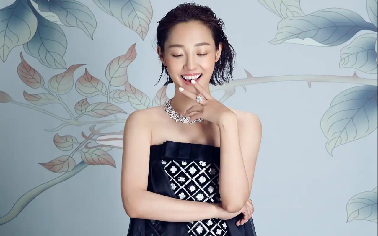 当红明星白百何时尚高清桌面壁纸