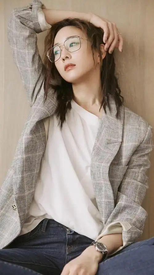 女神张钧甯性感成熟西装眼镜时尚写真