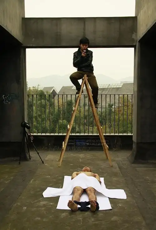 从脱到射全程录入摄像机 自慰行为艺术引热议