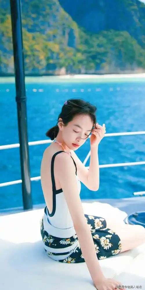 宋茜泰国假期写真壁纸,海风阳光泳衣配裤衩,短发浪漫纯欲风满满_时尚
