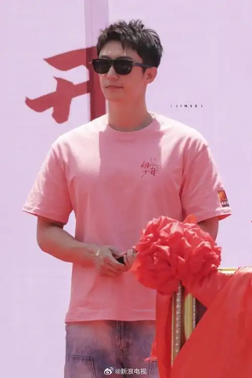 今日开机,现场路透曝光~粉嫩的帅哥美女#黄景瑜关晓彤同框合照