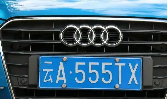 路虎汽车上路成为焦点车牌号只有5位数字网友却说大有背景