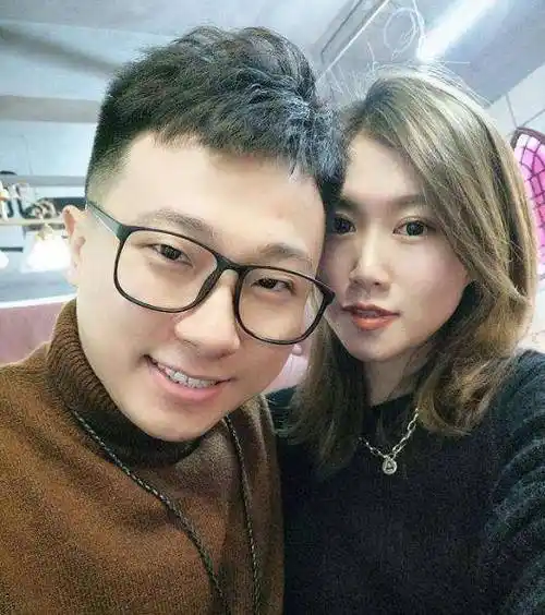 而他也是郭德纲的弟子之一,名气不算很大,却很幸福,老婆孩子都很好