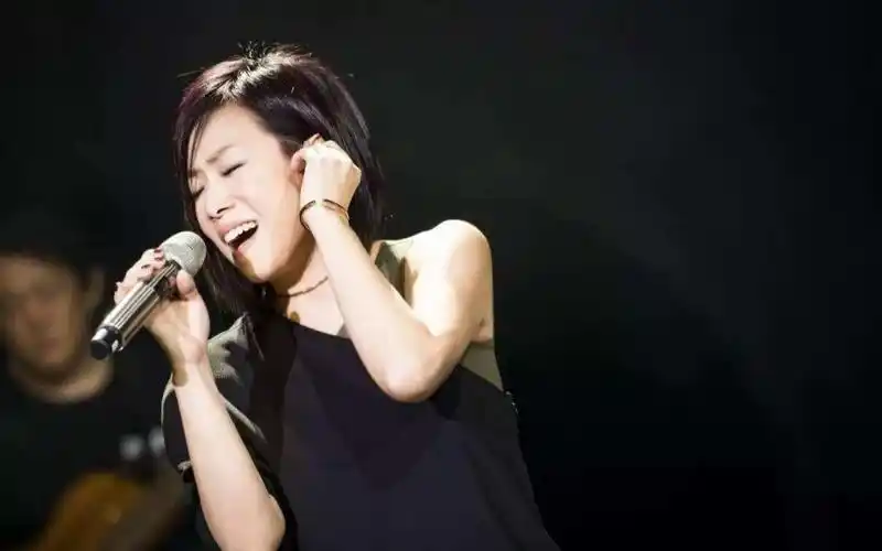 林忆莲现场演唱《蓝莲花》,被她的高音震撼到了,久违了神仙嗓音