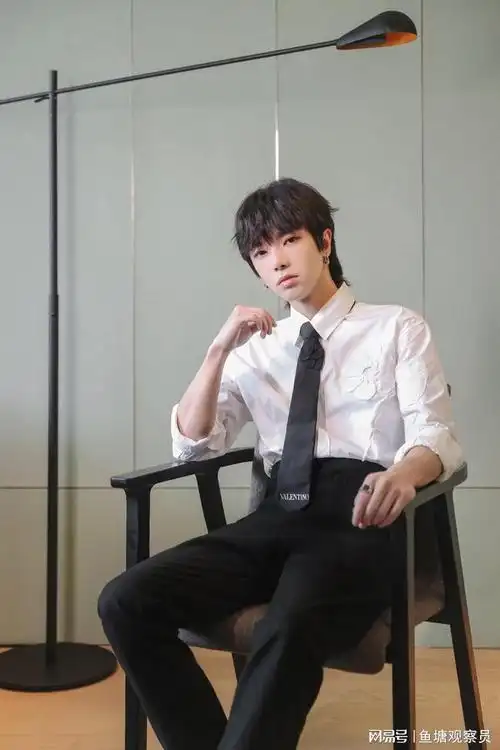 白衣黑裤造型简约歌王华晨宇杜莎现场生图大曝光