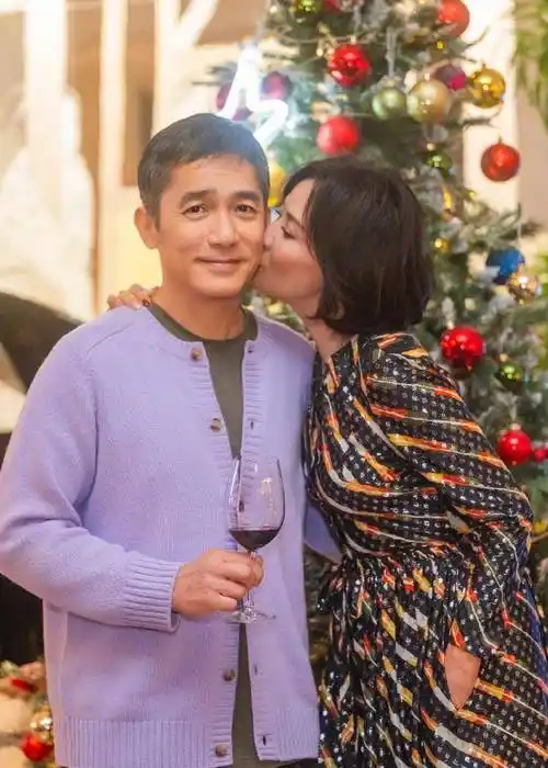 刘嘉玲晒与老公合照,61岁梁朝伟穿花毛衣出镜,光头造型抢镜