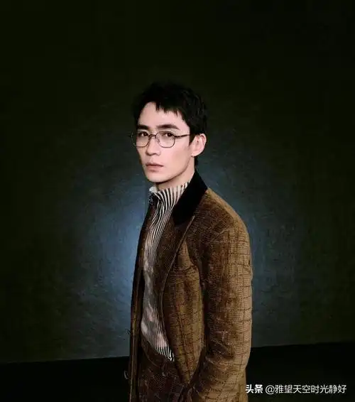 张翰戴眼镜再现"占南弦"扮相,"霸道总裁"一脸禁欲狂吸粉(张翰的的眼睛