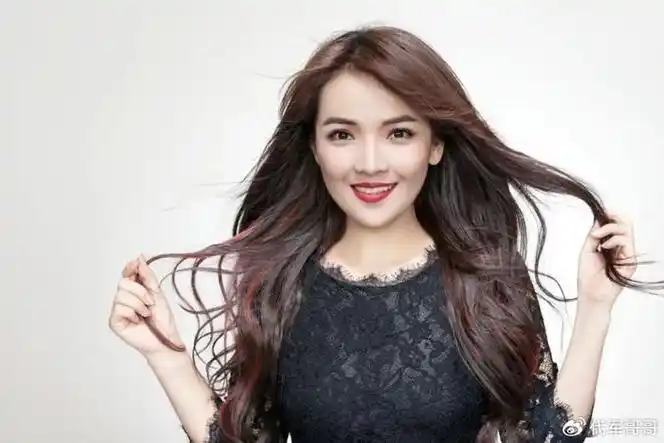 1980年12月20日出生于内蒙古自治区鄂尔多斯市,中国内地女歌手,歌唱