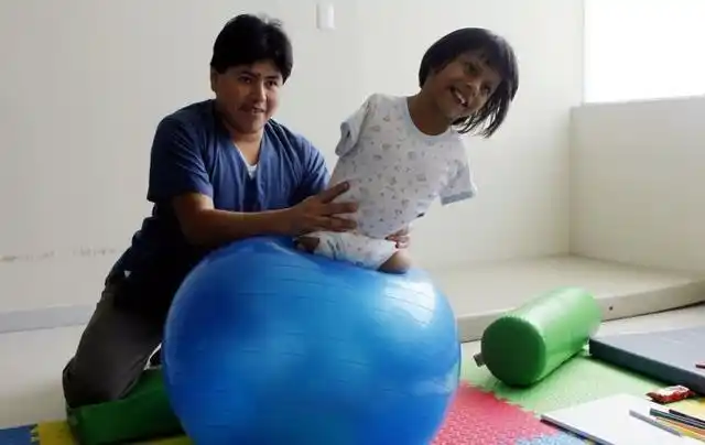 实拍:一名四肢全无的女孩,生活照让人落泪