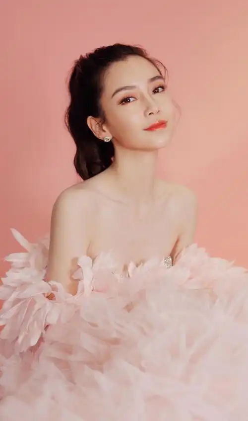 为什么女明星拍照时的眼神,能让人瞬间心动?全靠这3个拍照技巧