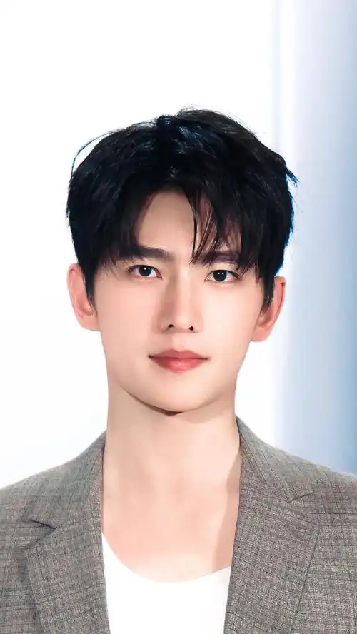 杨洋活动现场躺床上了