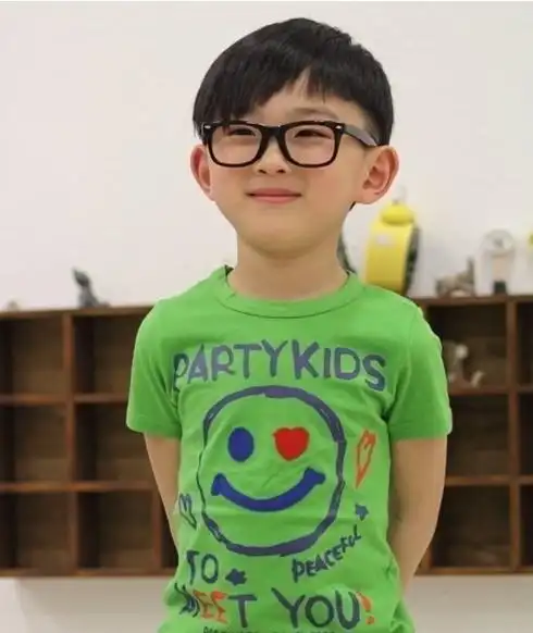 小男生个性锅盖长发发型:两侧的头发很长,一侧的长发展现出来,个性