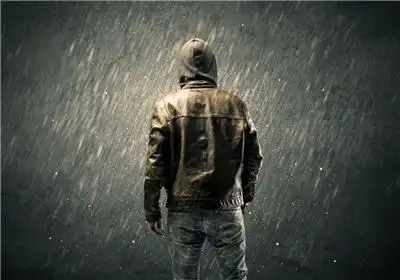 一个人孤单淋雨背影