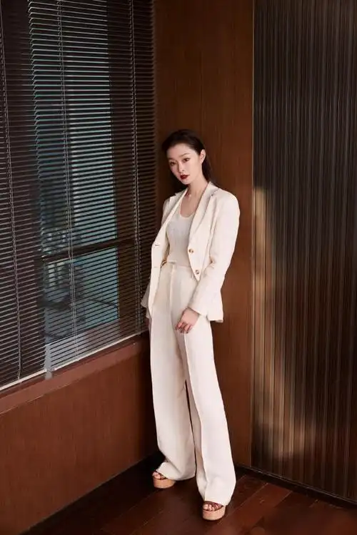 宋轶演完赘婿后飘了穿西装配背头发型女王气场盖过苏檀儿