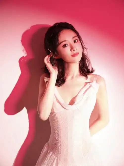 赵丽颖弹琴背影#赵丽颖白色露背礼服造型弹钢琴优雅又梦幻,从此我艺