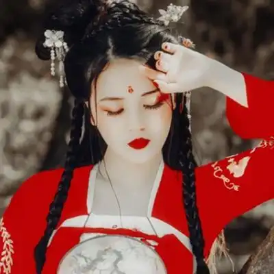 艳丽红衣女生头像唯美古风真人头像