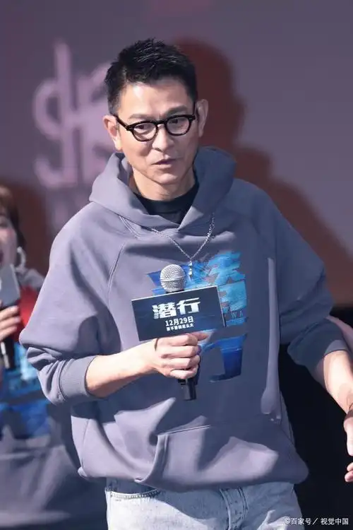 刘德华现身上海机场,灰色卫衣搭配牛仔裤,尽显潇洒不羁