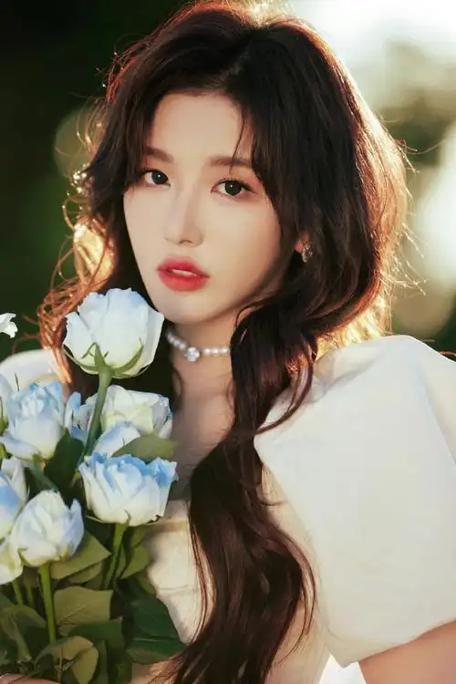 99嘟嘴甜笑好可爱,抬眸的那一刻仿佛整个世界都亮了一样,@孔雪儿