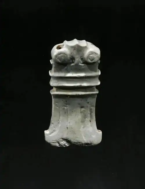 弧形玉蝉天门市博物馆藏玉蝉是石家河玉器中发现数量最多的器物,按