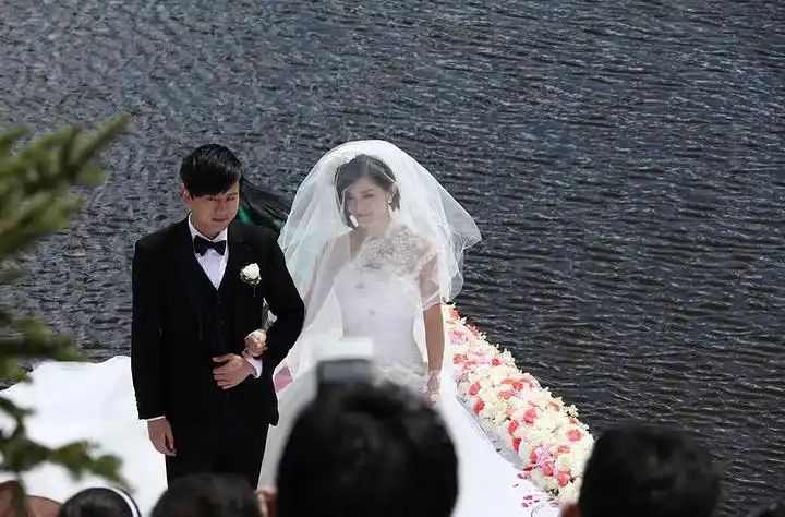 张杰谢娜举行浪漫婚礼的地方,美轮美奂的属都湖.图片来自于网络.