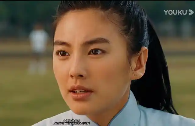 从《长江七号》的剧照中看,张雨绮的肤色是暖黄皮,眉毛也是原生态的