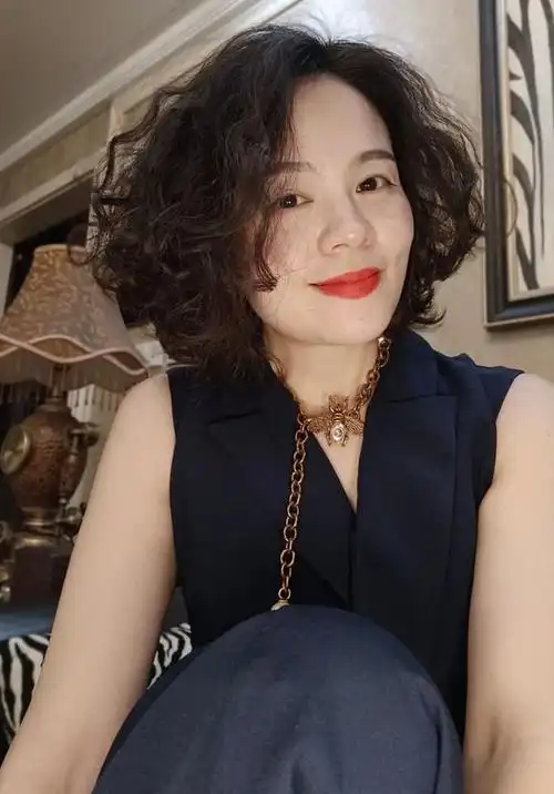 女人上了50岁,有3种"卷发"尽量避开,换成另外3种,更洋气减龄