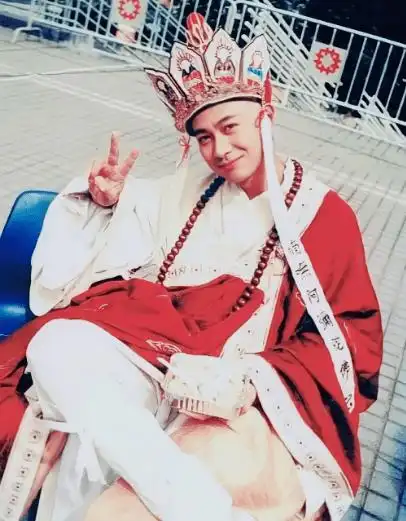 原创tvb老戏骨江华直播被网友吐槽开了美颜此前卖货人气跌到几百