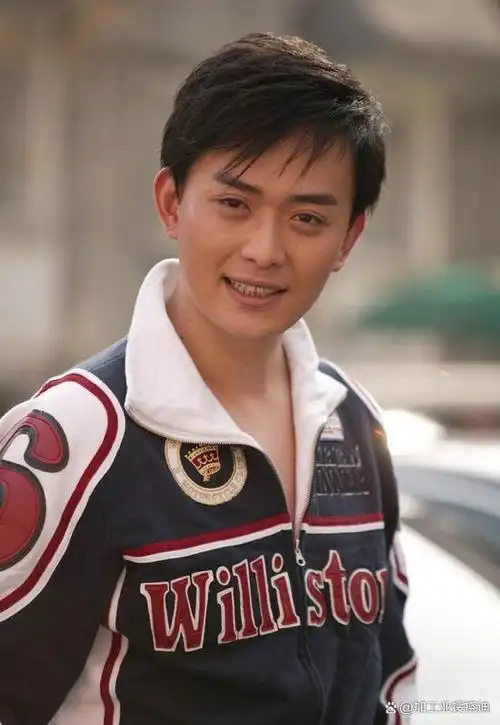 盘点四位颜值暴跌的男神,狄龙爆改莫言,军艺校草一个比一个油腻