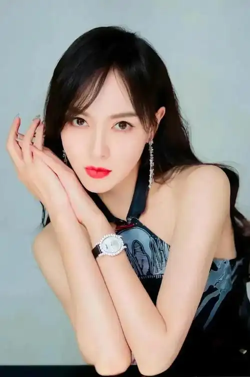 甜美可爱活泼开朗身姿曼妙的唐嫣美丽动人的写真照