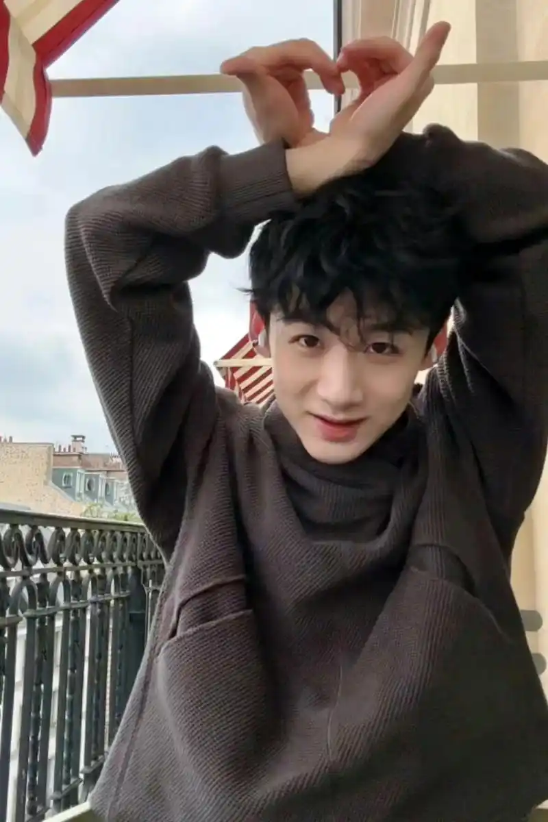 白敬亭# 花手比心,有喜欢的吗?[嘿哈]