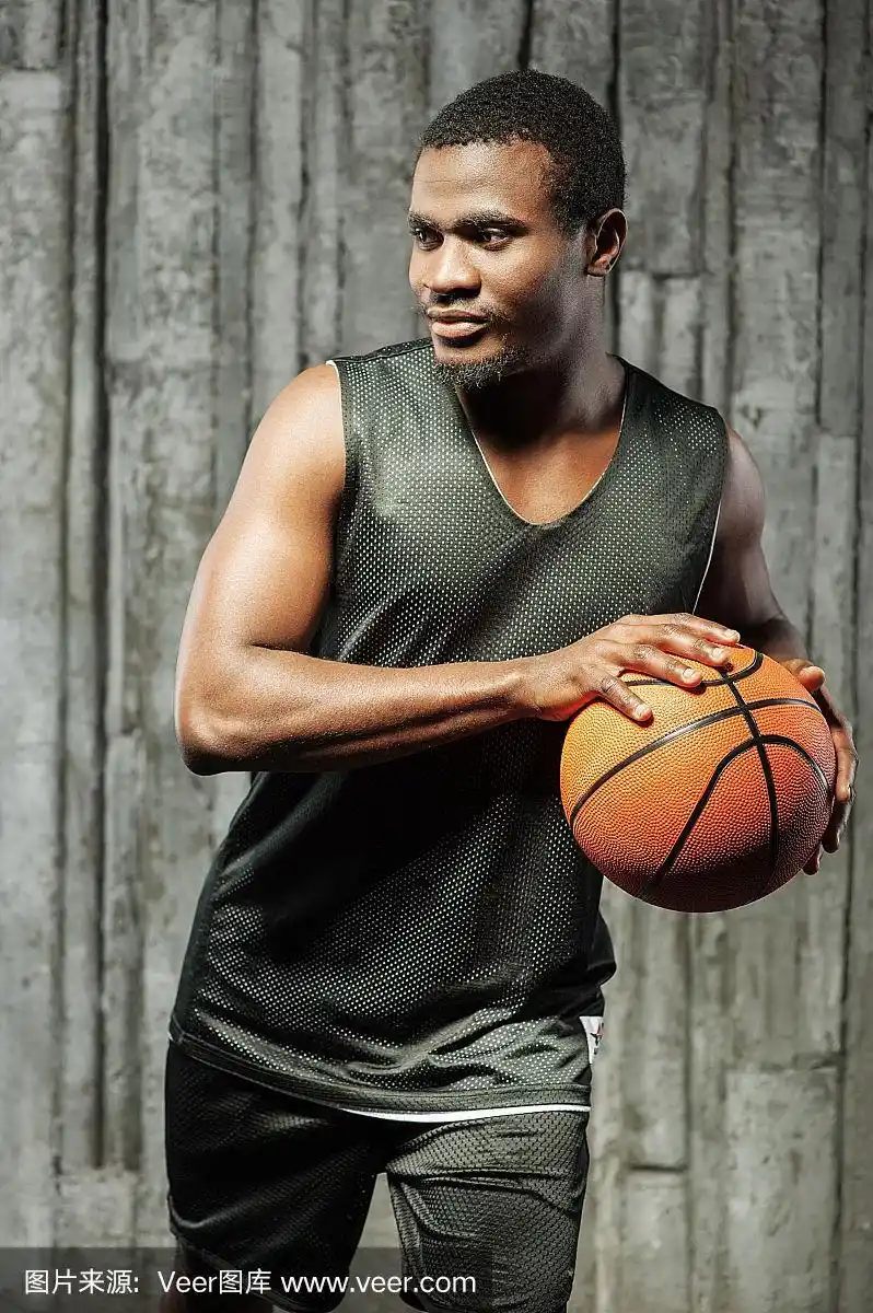 持球的美国黑人男子篮球运动员