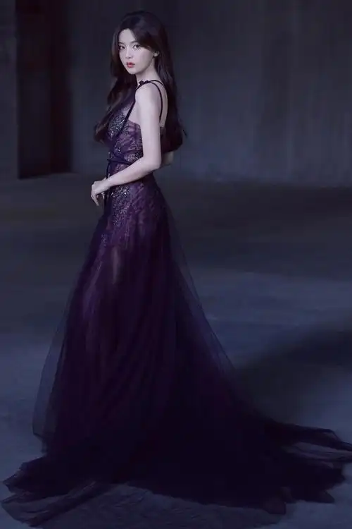 杨超越穿紫纱裙绝美大长腿若隐若现