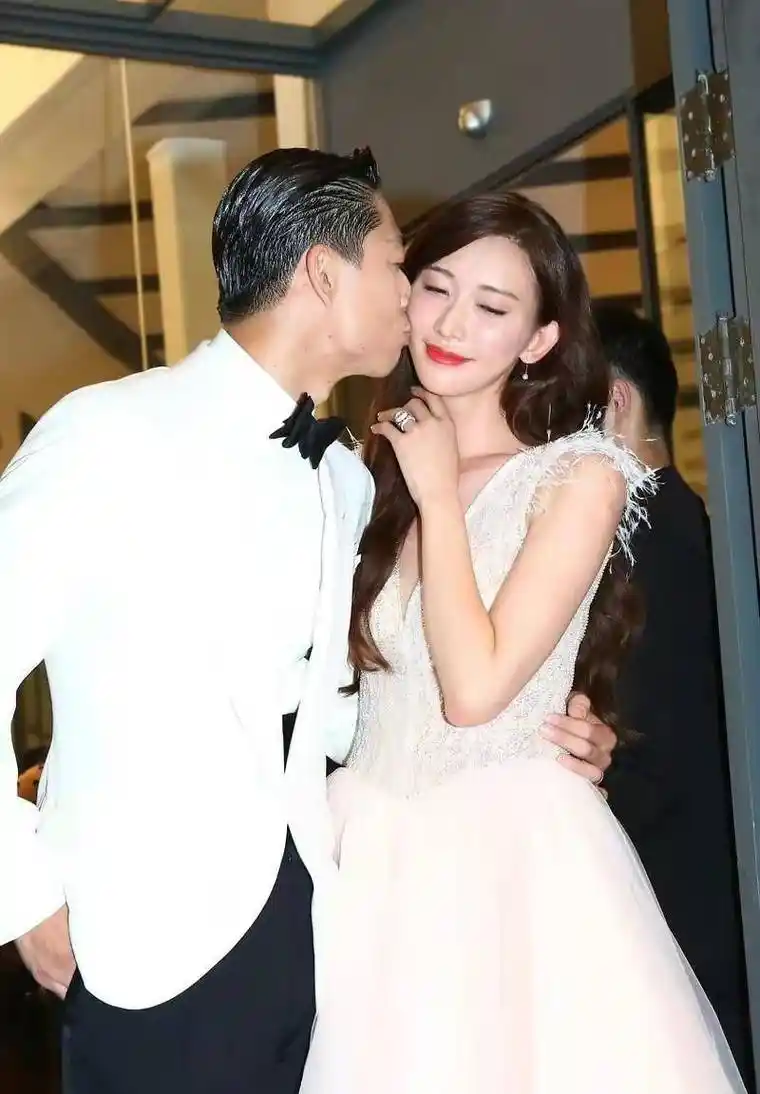 林志玲婚后身材非常好,她穿着碎花衬衫和短裙,遇到路人就像剪刀手一样