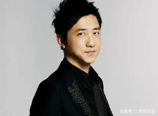 61岁庾澄庆近照曝光,穿西服喝喜酒,瘦身成功后夸自己是大帅哥