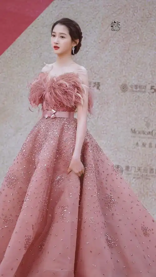 关晓彤金鸡奖红毯图绝美