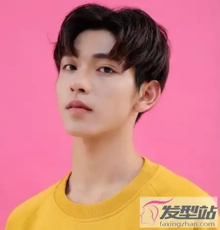 男士中分发型烫发时尚感满满很有亲和力