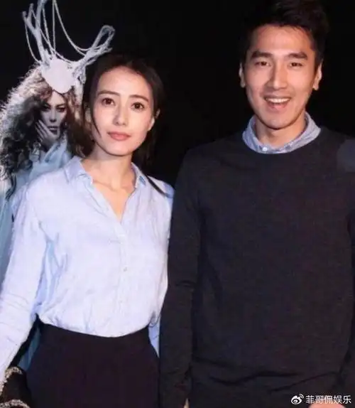 高圆圆赵又廷夫妇日常街拍:一家三口低调出行,朴素着装引发热议