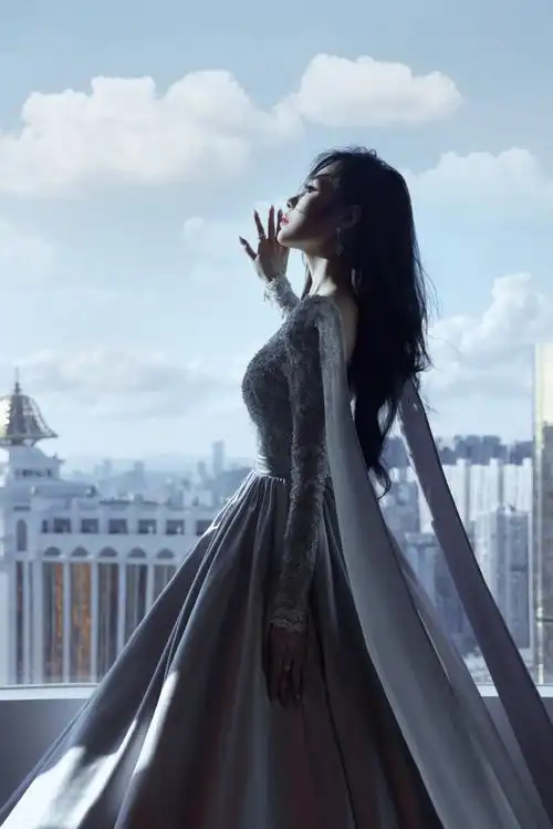 张靓颖礼服裙纵享丝滑##腾讯音乐娱乐盛典