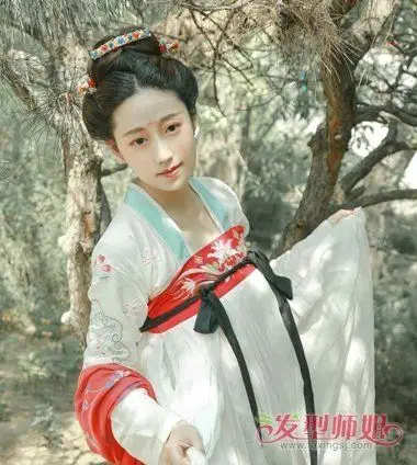 女生中分流云髻高 盘发发型