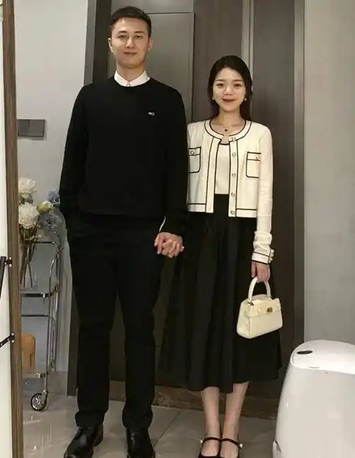 cm老婆和180cm老公同框,打扮甜美少女,越看越觉得般配_造型_比例_身高