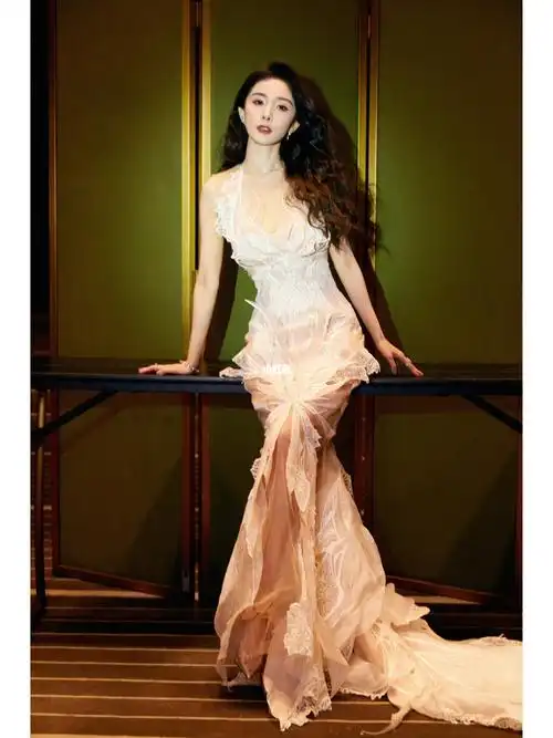 杨幂今日时尚芭莎设计大赏活动造型蕾丝/薄纱/镂空,3d打印技术呈现